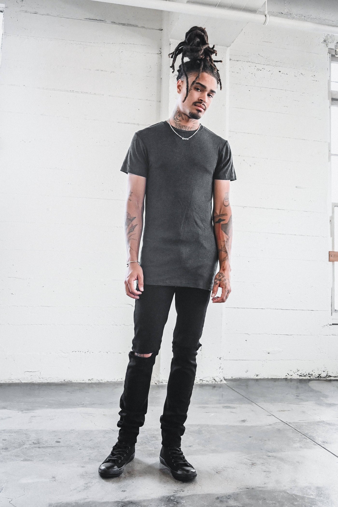 GERIPPTES T-SHIRT MIT RUNDHALSAUSSCHNITT // ANTHRAZIT