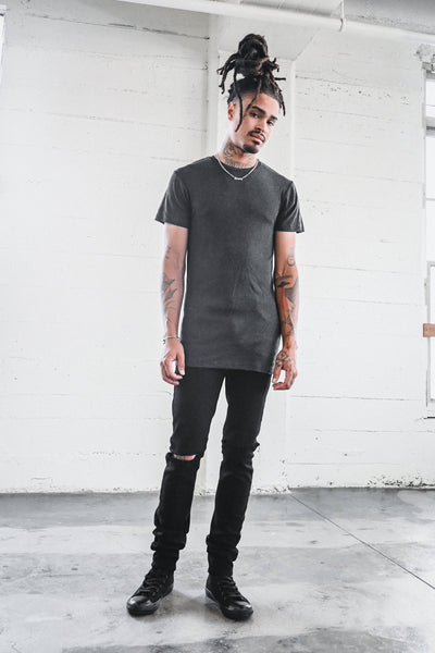 GERIPPTES T-SHIRT MIT RUNDHALSAUSSCHNITT // ANTHRAZIT