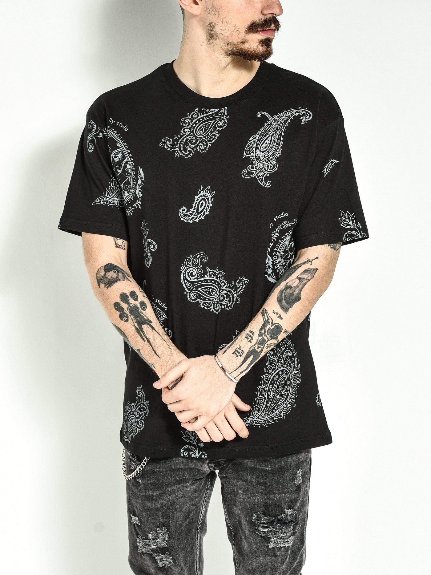 Schwarzes T-Shirt mit Bandana