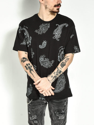 Schwarzes T-Shirt mit Bandana