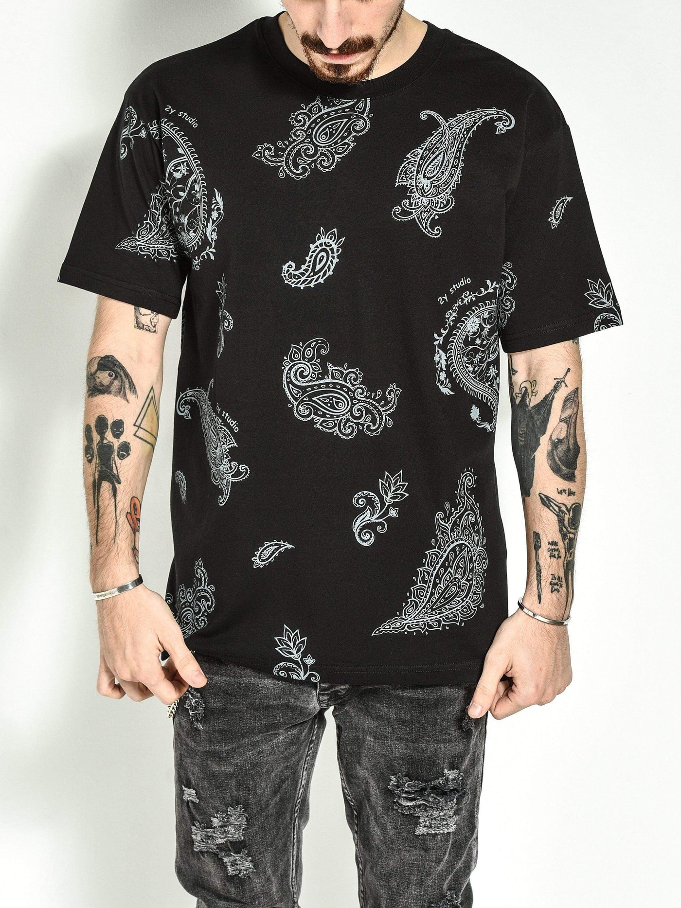 Schwarzes T-Shirt mit Bandana