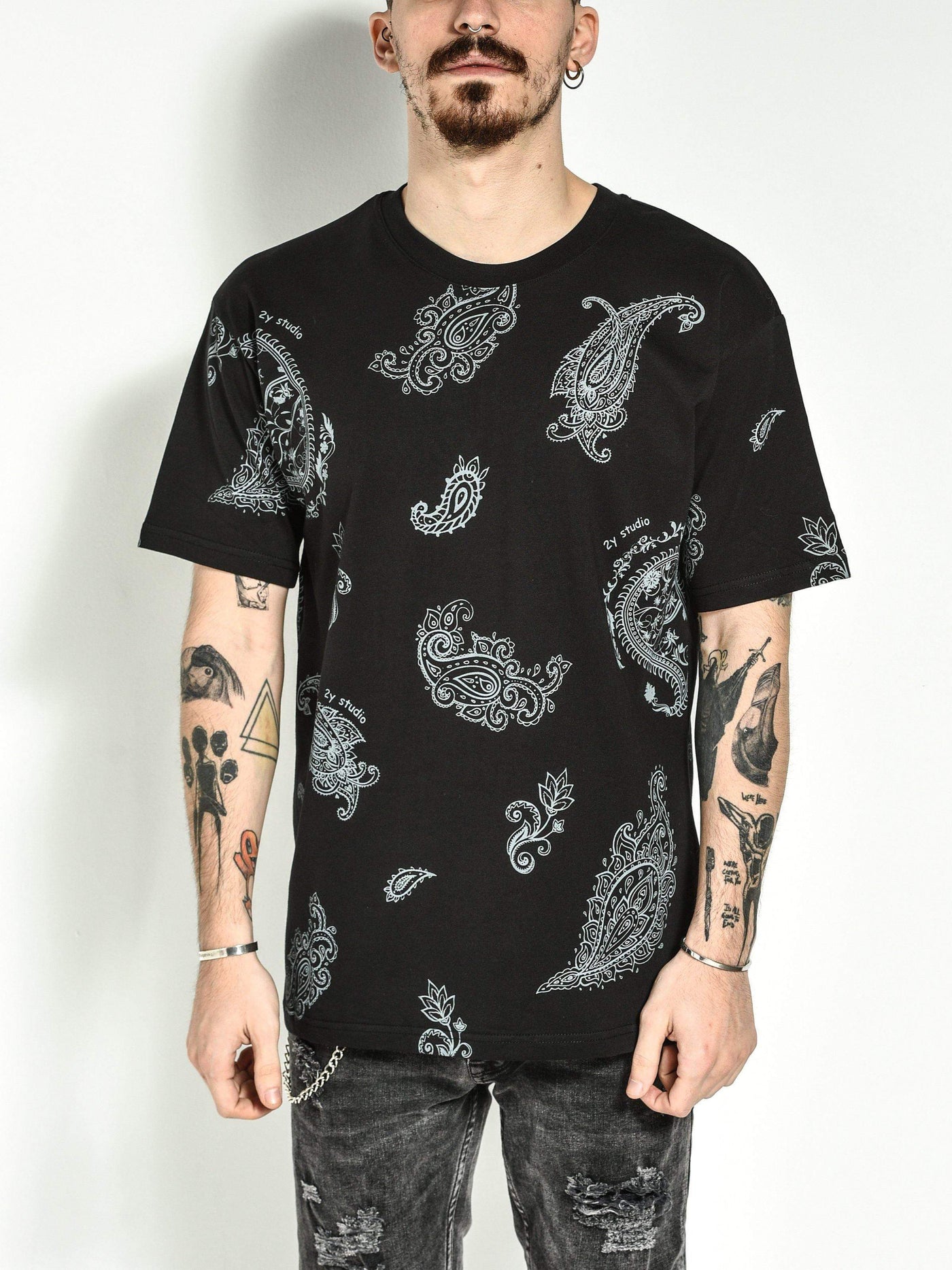 Schwarzes T-Shirt mit Bandana