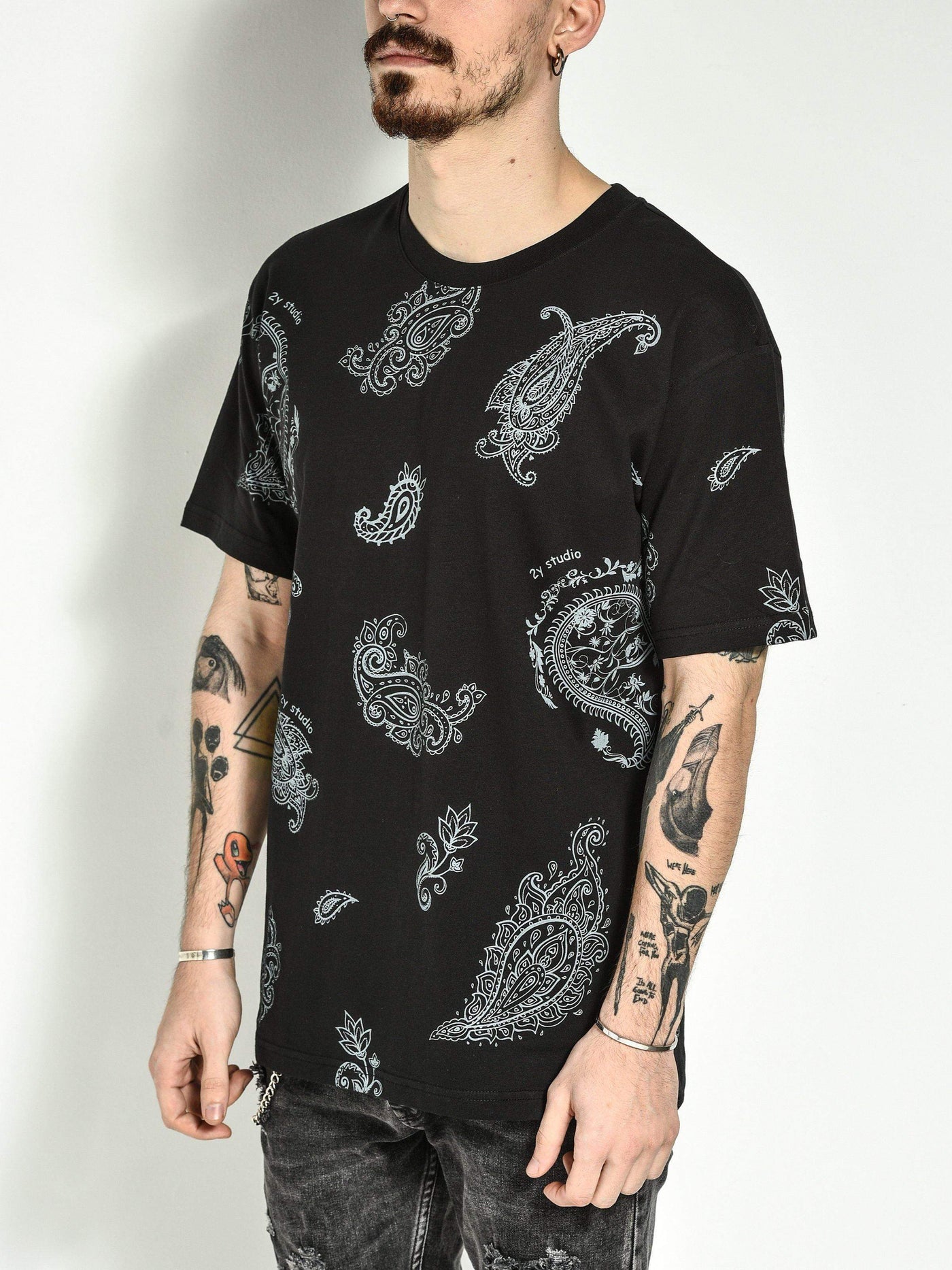 Schwarzes T-Shirt mit Bandana