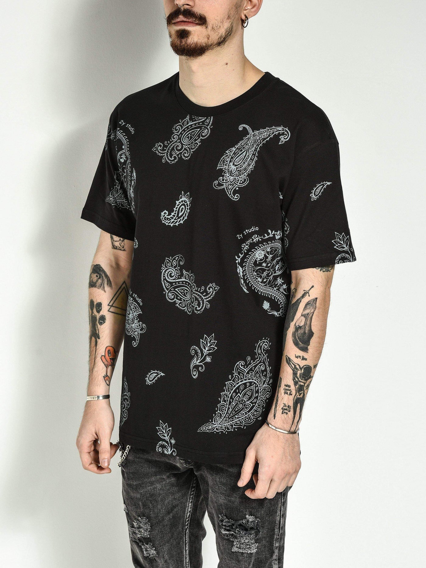 Schwarzes T-Shirt mit Bandana