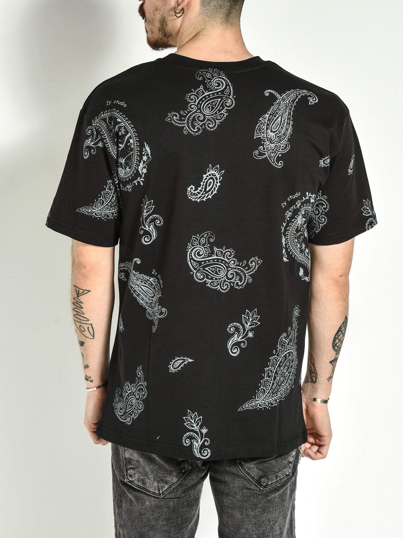 Schwarzes T-Shirt mit Bandana