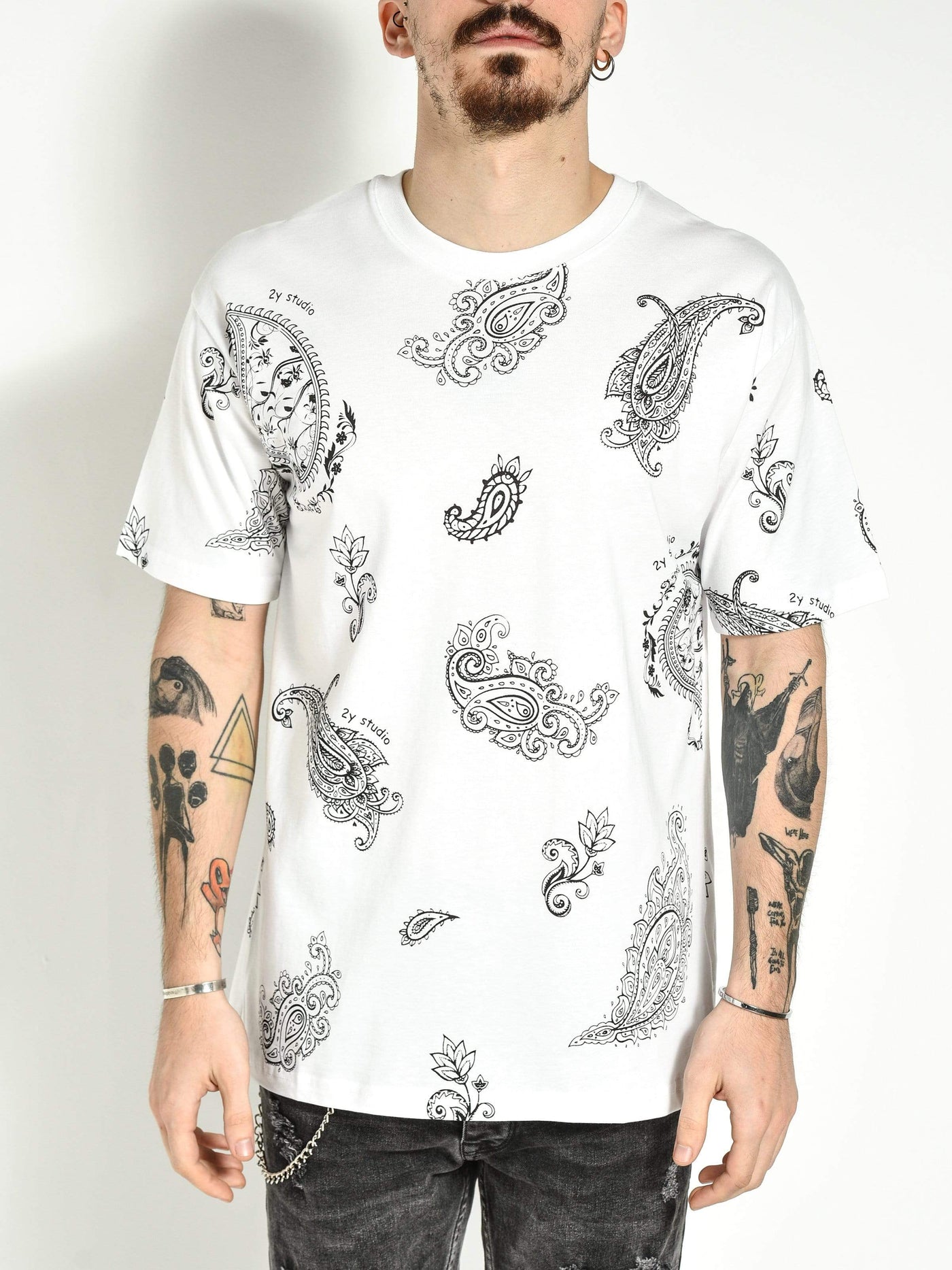 Weißes T-Shirt mit Bandana