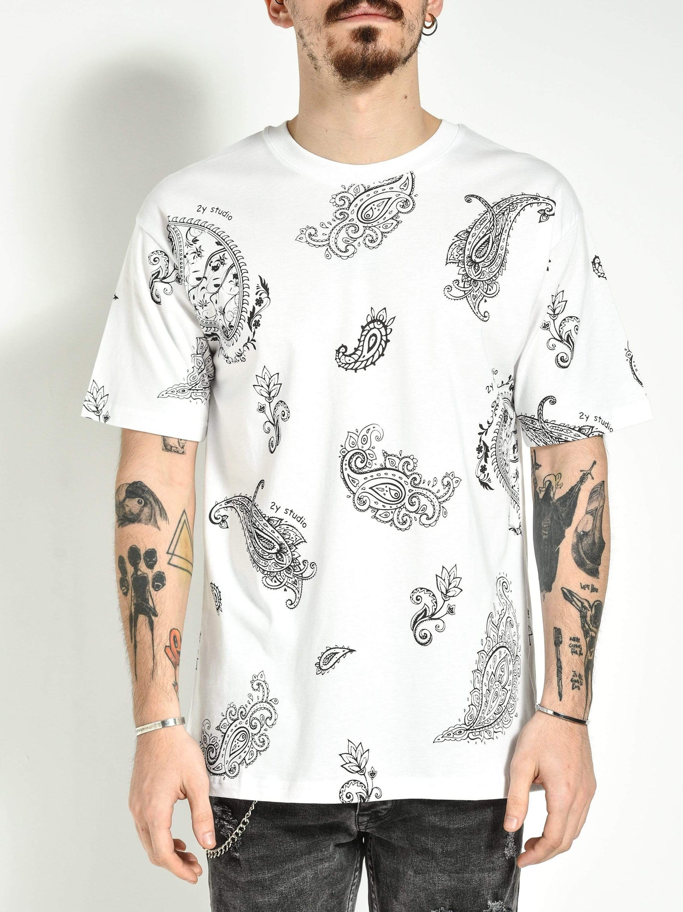 Weißes T-Shirt mit Bandana