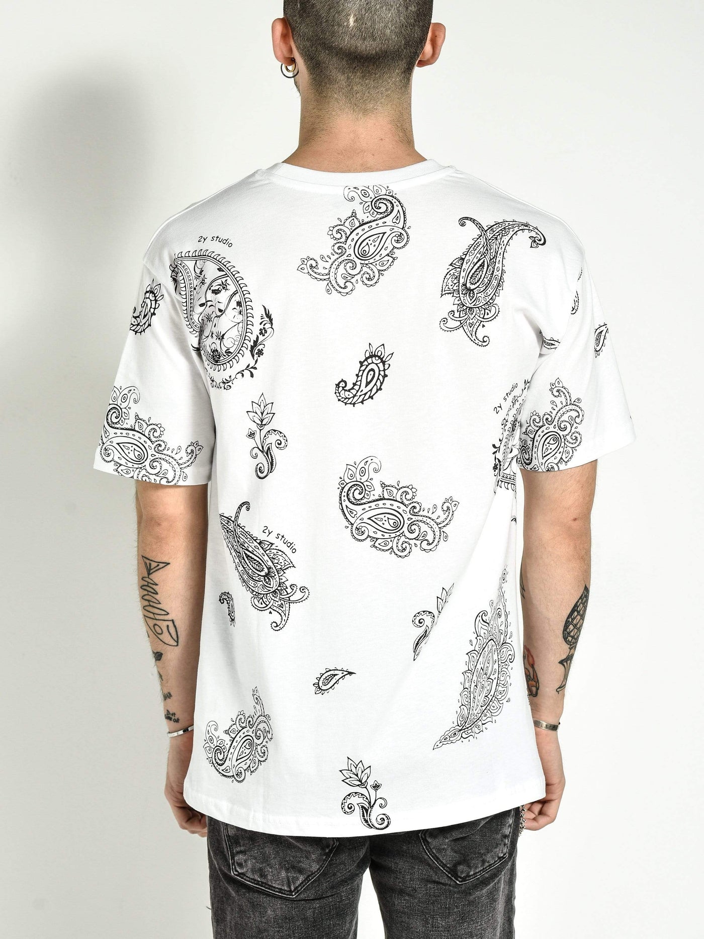 Weißes T-Shirt mit Bandana