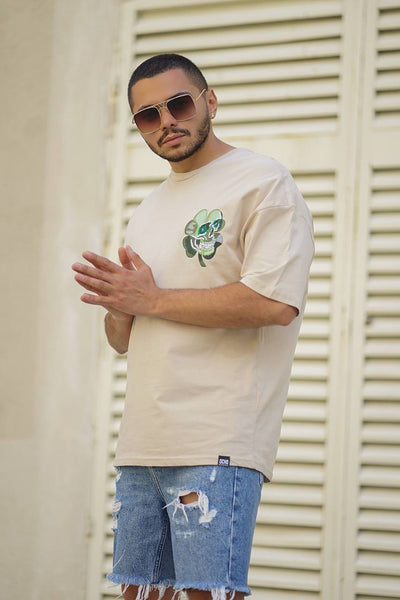 Cremefarbenes Oversize-T-Shirt mit Totenkopf-Stickerei