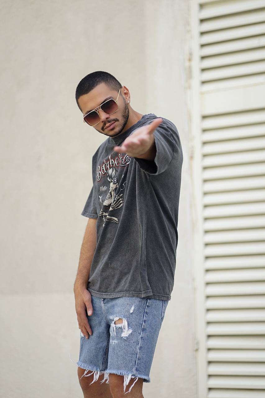 Graues Barbershop-Übergröße-T-Shirt