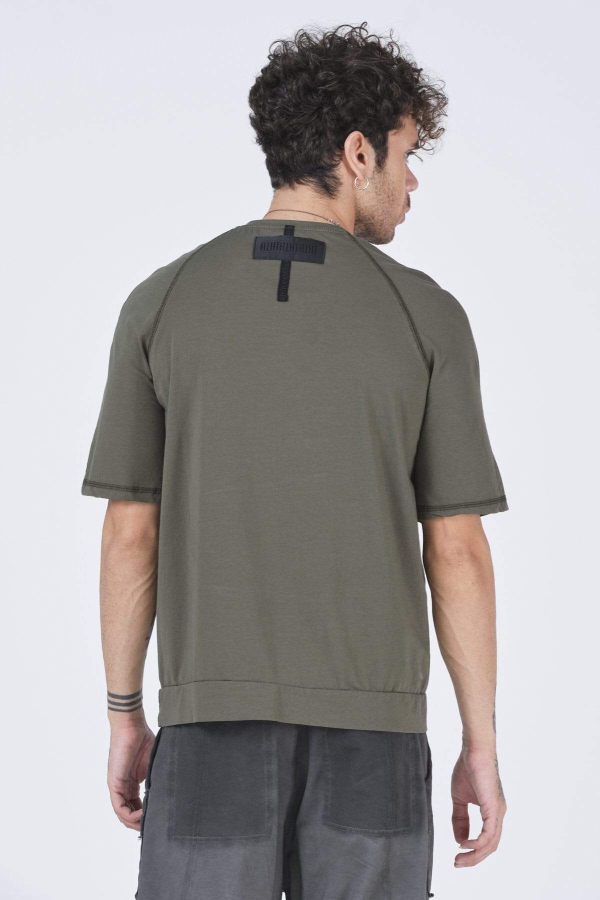 Modernes Patch-T-Shirt