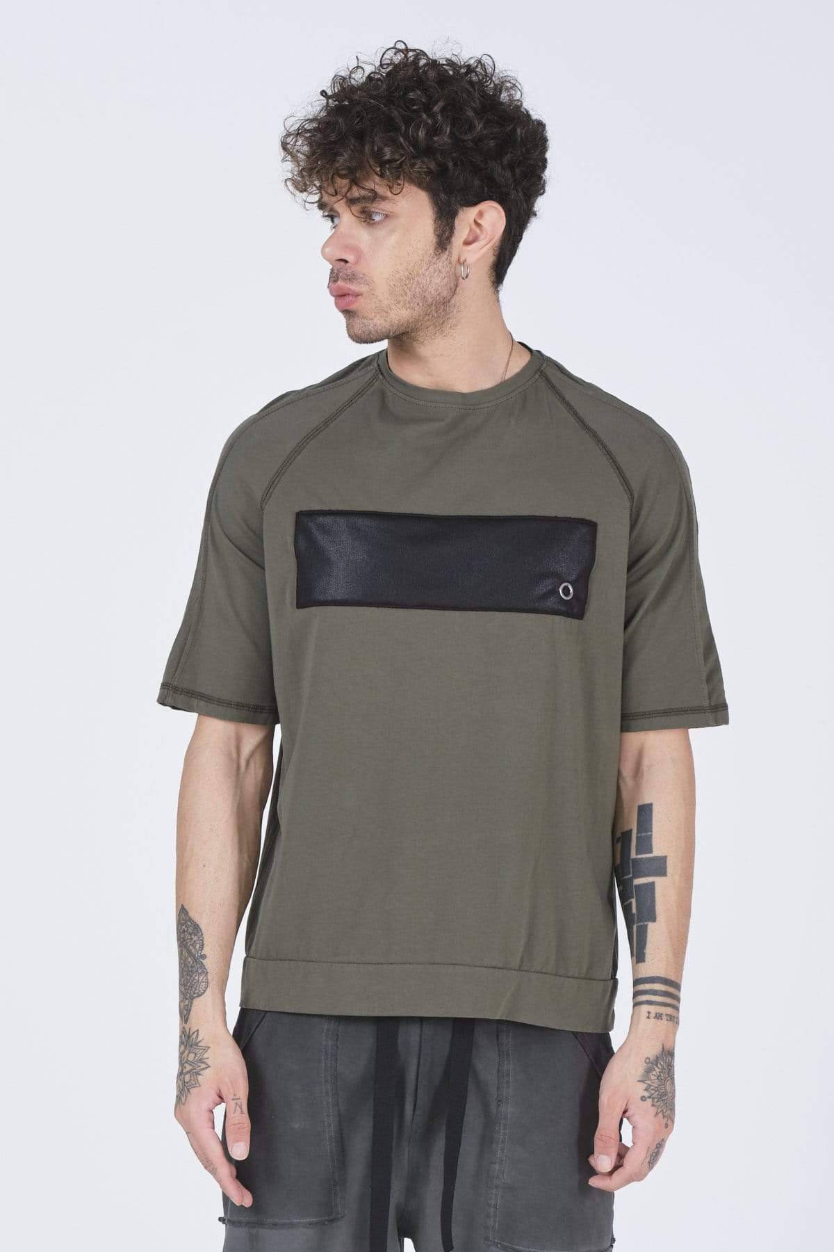 Modernes Patch-T-Shirt